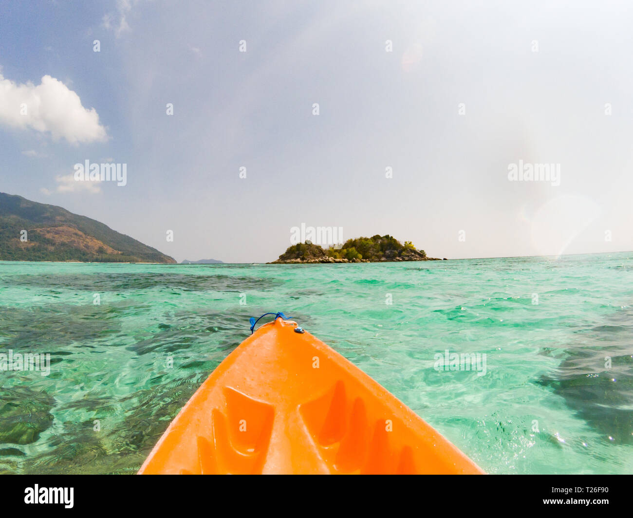 Kayak dans des eaux tropicales - kayak en direction de plage isolée dans le parc national de Ko Tarutao Banque D'Images