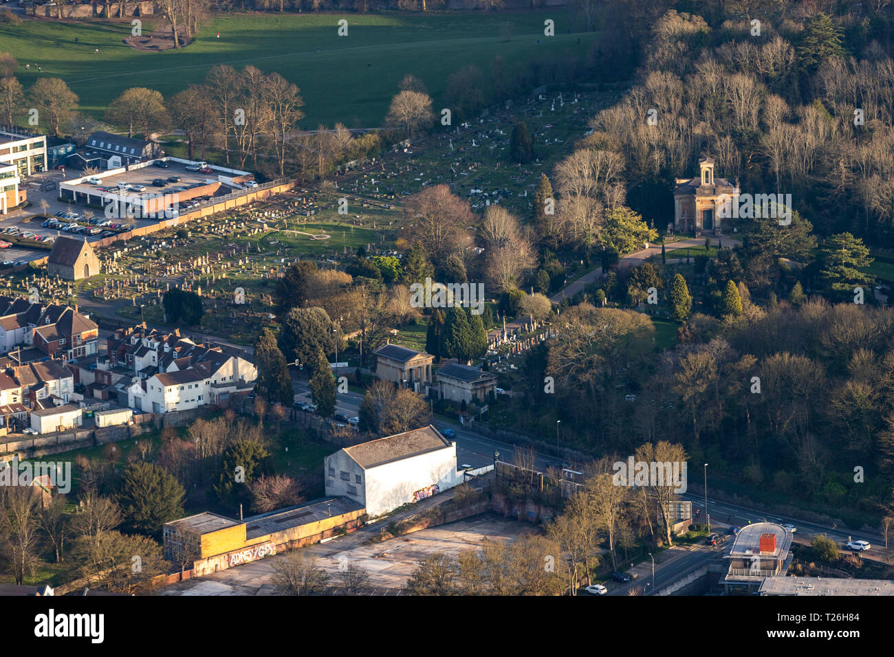 Âmes saintes et Crémoécrémoépas cimetières avec la chapelle anglicane, Bath Road. Bristol de l'air. Banque D'Images