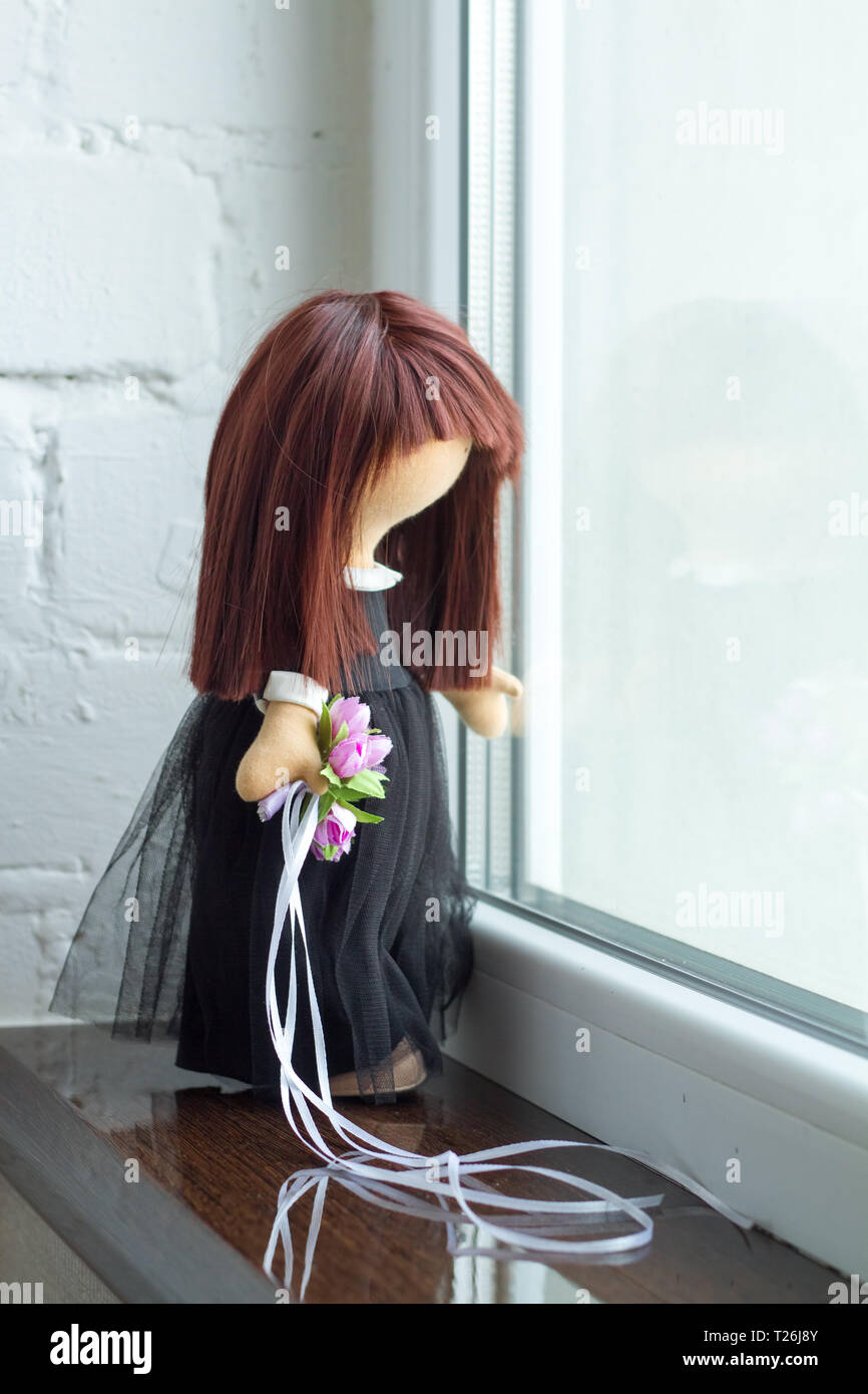 Poupée tilda avec des cheveux noirs et un bouquet de fleurs violettes. La  décoration des Fêtes. La fée de l'intérieur des poupées. Les femmes  l'amitié. Les relations Photo Stock - Alamy
