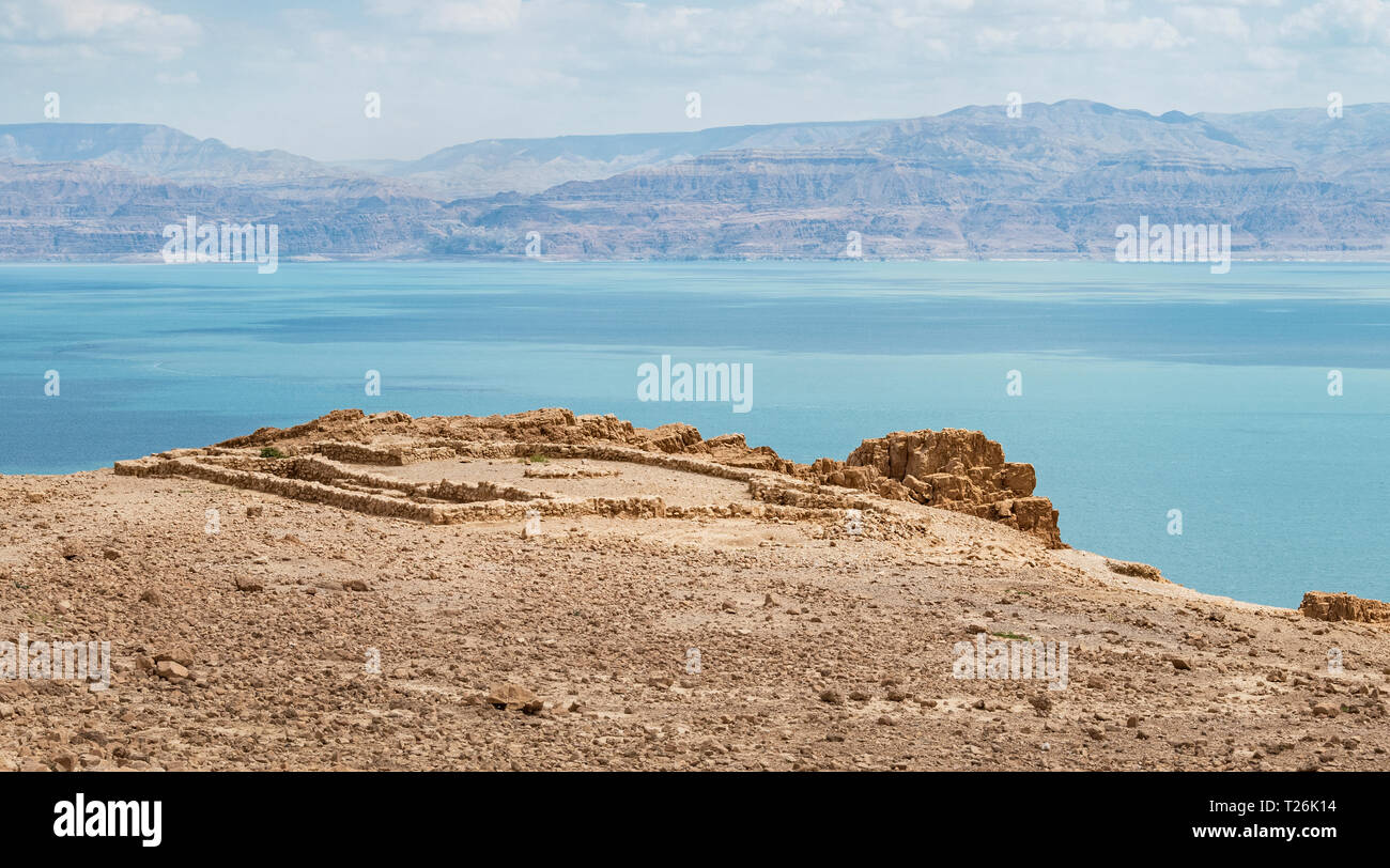 Un temple de l'époque chalcolithique surplombe la mer morte à en guédi avec les montagnes Moabites moav de Jordanie à l'arrière-plan Banque D'Images