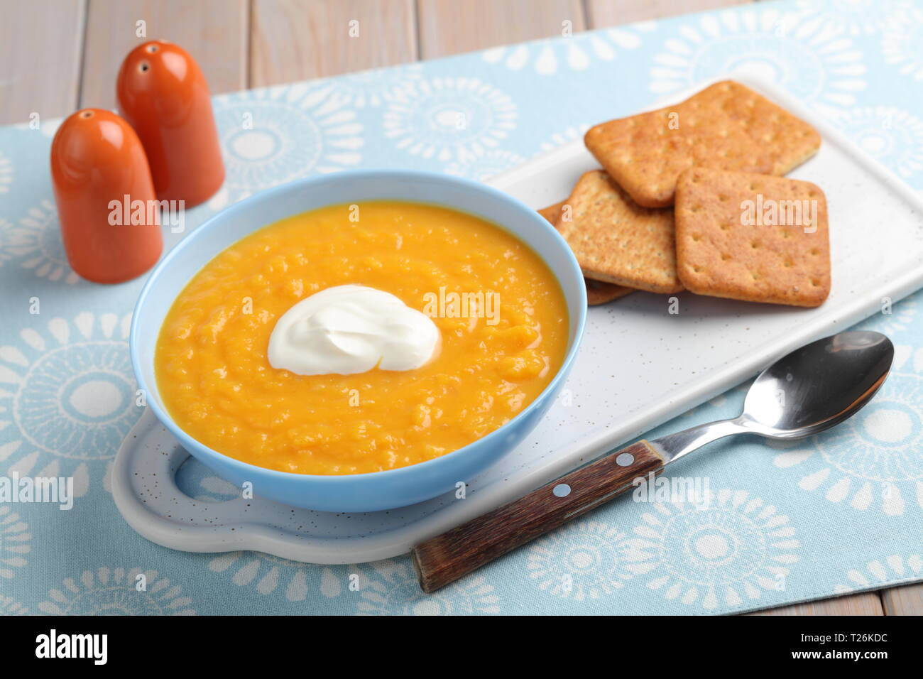 Soupe au potiron avec des craquelins et la crème sure dans un bol Banque D'Images