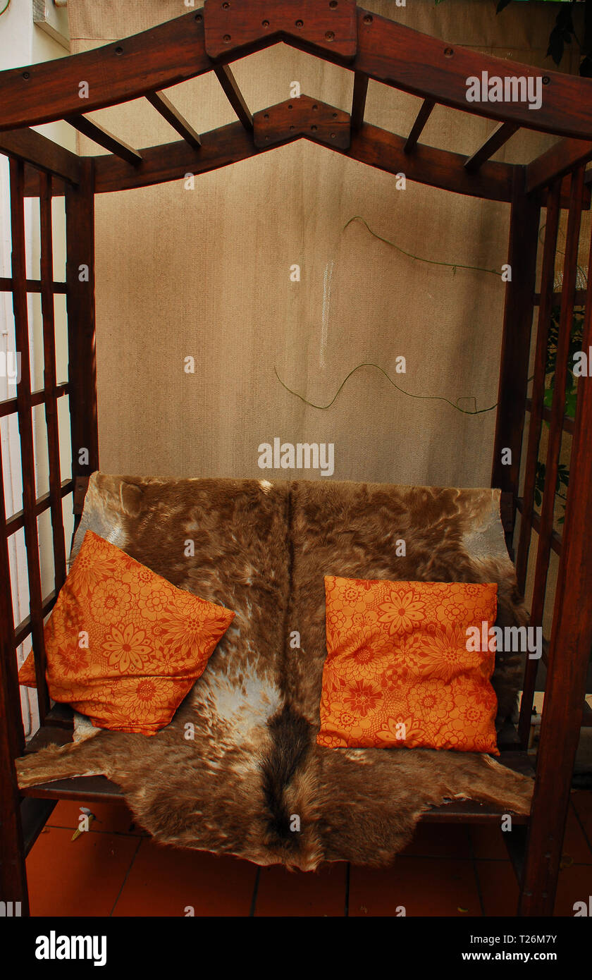 Un confortable, agréable pour se reposer dans un jardin en Afrique du Sud. Remarque La gazelle fourrure pour les soirées fraîches. Banque D'Images