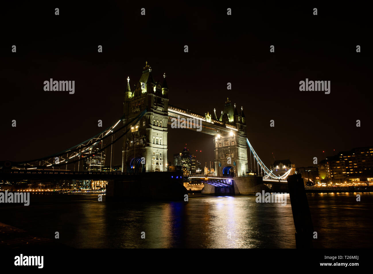 EDITORIAL N'utilisez que des vues générales de Tower Bridge marquant l'heure de la Terre WWFÕs, à Londres. Banque D'Images