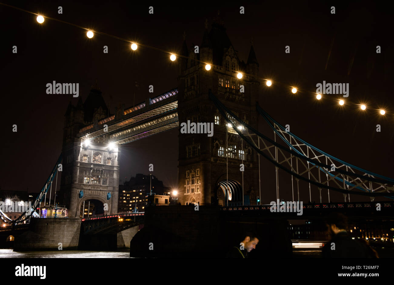 Vues générales du Tower Bridge marquant l'heure de la Terre du WWF, à Londres. Banque D'Images
