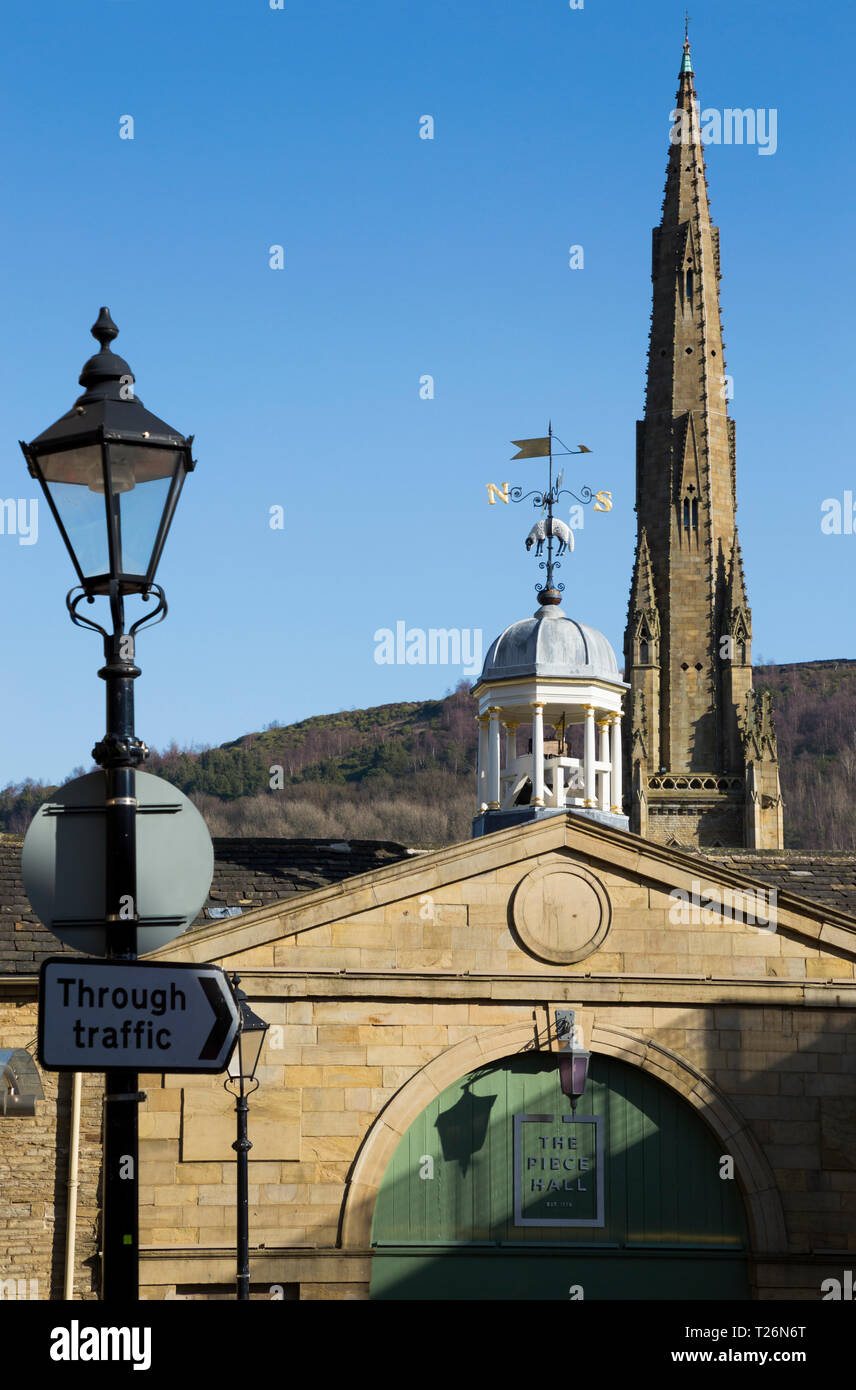 Porte dans le mur ouest, entrée de Westgate, dans la pièce Hall. Graines de soleil et ciel bleu. Halifax, West Yorkshire, Royaume-Uni. Flèche de Square Church est derrière. Banque D'Images