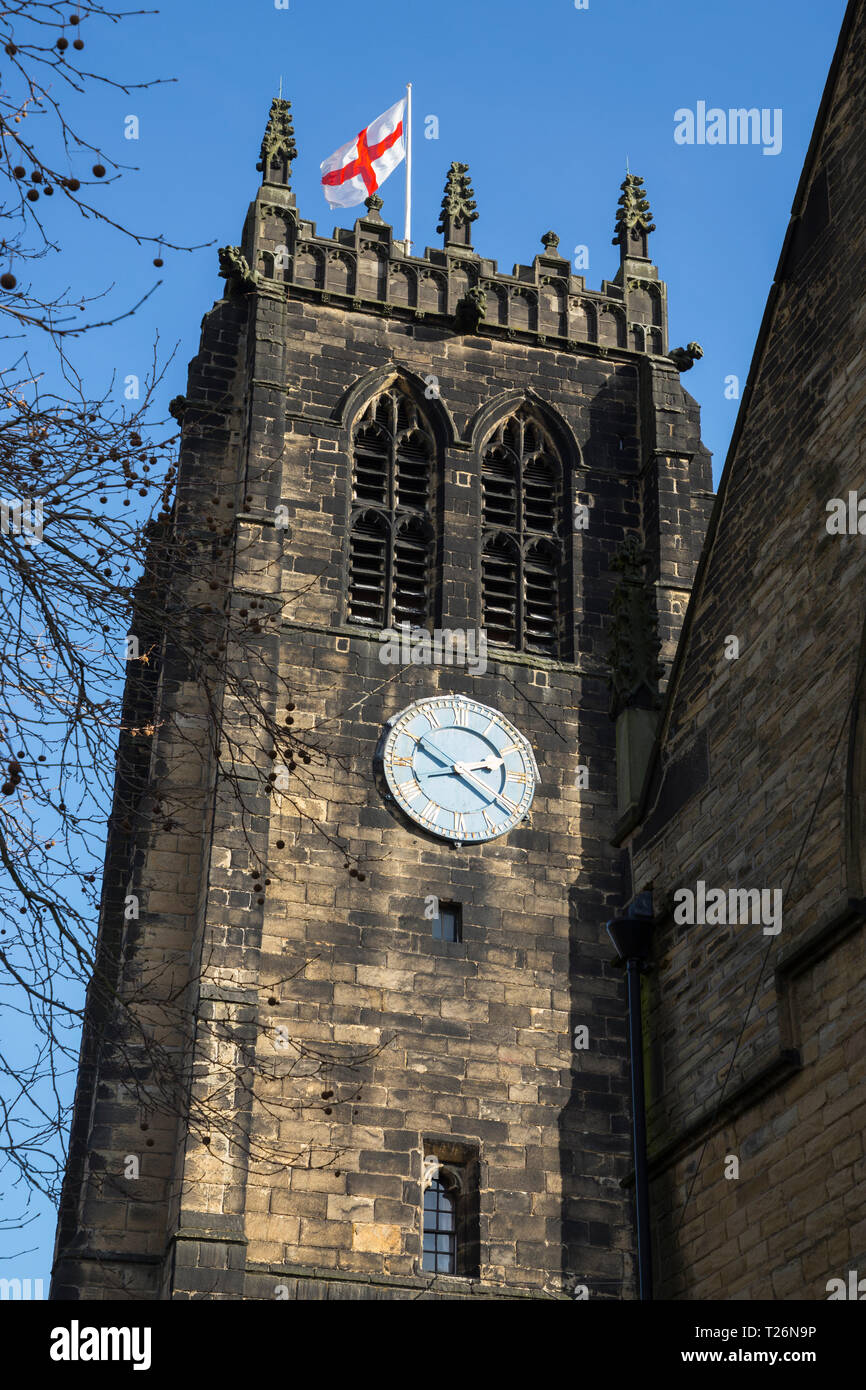 Le clocher (battant pavillon anglais / Croix de Saint Georges) et de l'horloge de la cathédrale d'Halifax. West Yorkshire. UK. Graines de soleil et ciel bleu. (106) Banque D'Images