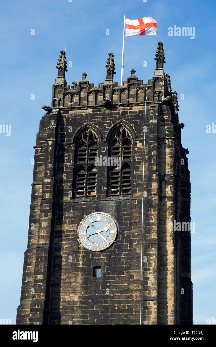 Le clocher (battant pavillon anglais / Croix de Saint Georges) et de l'horloge de la cathédrale d'Halifax. West Yorkshire. UK. Graines de soleil et ciel bleu. (106) Banque D'Images