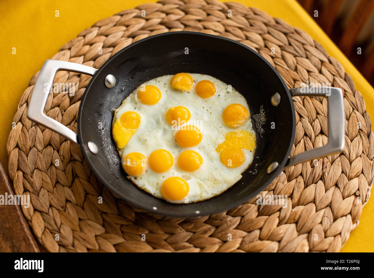 Oeufs de caille au plat, oeufs de caille au plat servi dans une petite casserole Banque D'Images