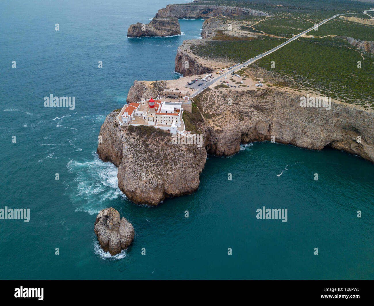 Drone aérien vue panoramique vue sur le phare et les falaises du Cap St Vincent au coucher du soleil. Algarve paysage marin. Un paysage extraordinaire.plus de l'Europe continentale Banque D'Images