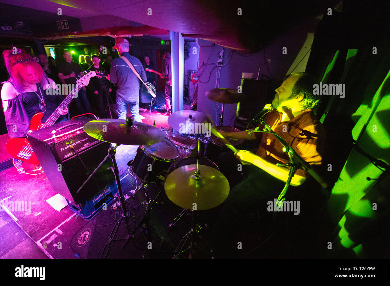 Glasgow, Royaume-Uni. 29 mars 2019. Les cowgirls de marche arrière, de concert, l'exécution de psych-tinched rock garage à musique un panier-diffusée dans Glasgow. PICURED : (gauche-droite) Alaine murs ; Hugh Mclachlan ; John Gordon. Membres du groupe : Hugh Mclachlan - Chanteur Stephen Cafferty - Guitare Alaine Murs - John Gordon basse - batterie Crédit : Colin Fisher/Alamy Live News Banque D'Images