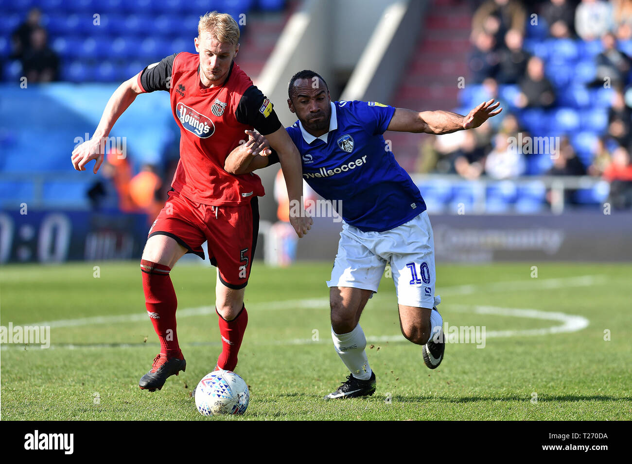 Boundary Park, Oldham. UK. Oldham's Chris O'Grady et Grimsby's Ludvig Ohman en action pendant la ligue 2 Sky Bet match entre la Ville de Grimsby et Oldham Athletic à Boundary Park, Oldham le samedi 30 mars 2019. (Crédit : Eddie Garvey | MI News & Sport Ltd) ©MI News & Sport Ltd Tel :  +44 7752 571576 e-mail : Adresse : markf@mediaimage.co.uk 1 Victoria Park, Stockton on Tees, TS19 7EL Crédit : MI News & Sport /Alamy Live News Banque D'Images