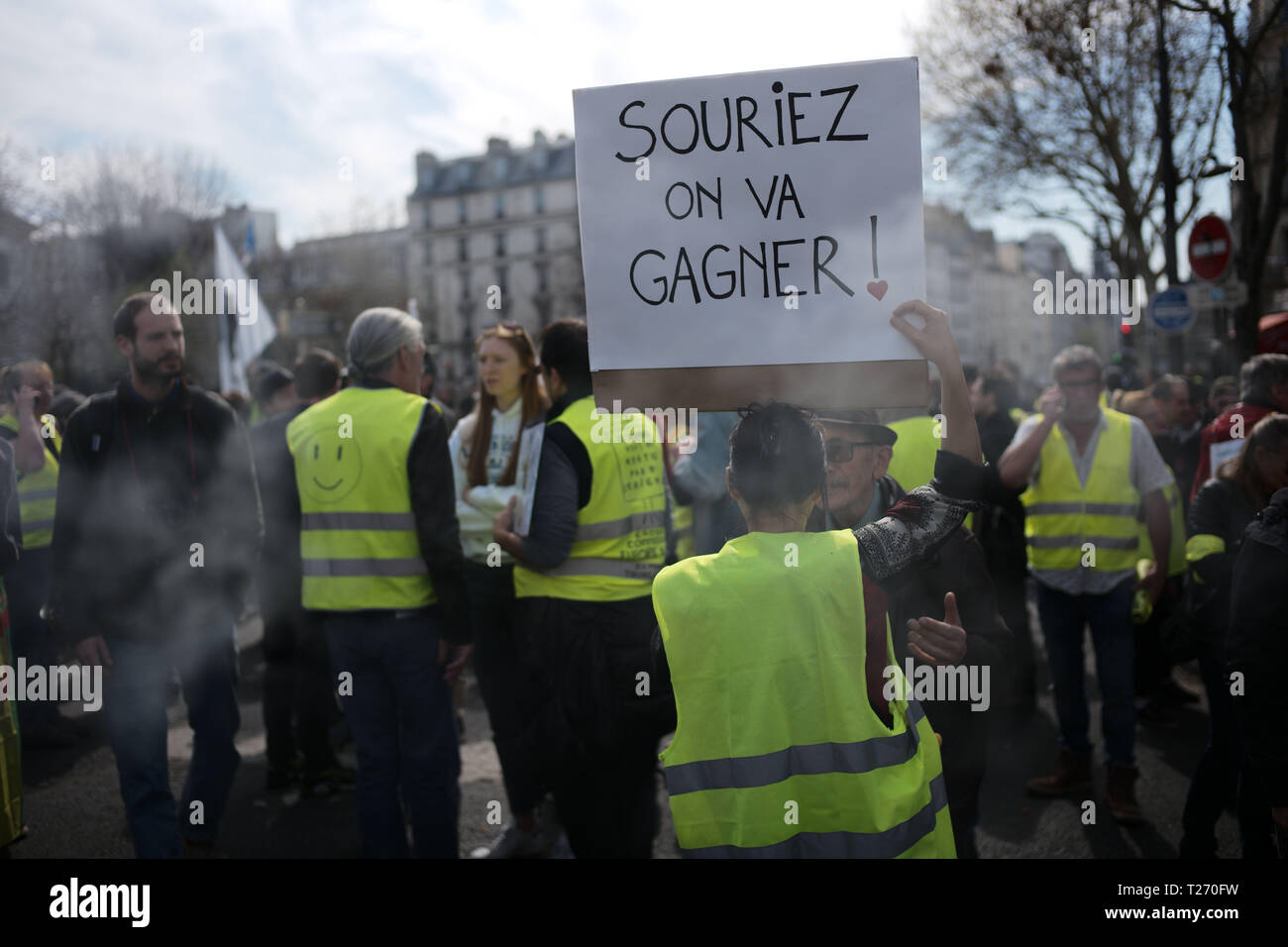 Paris, France. 30 mars 2019. 20ème vague ou Yellow Jacket protestations. Les manifestants sont réunis à la Gare de l'Est, montrant leurs signes. Ce signe dit : sourire, nous allons gagner ! Credit : Roger Ankri/Alamy Live News Banque D'Images