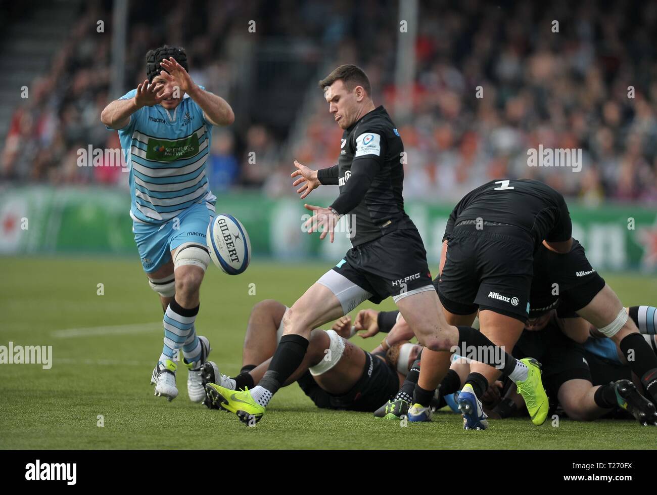 Allianz Park, Londres, UK. 30 mars 2019. Tim Swinson (Glasgow) Warriers tente de charger vers le bas le coup de Ben Spencer (sarrasins). Saracens v Glasgow Warriors. Quart de finale. Heineken Cup Champions. Allianz Park. Londres. UK. 30/03/2019. Credit : Sport en images/Alamy Live News Banque D'Images