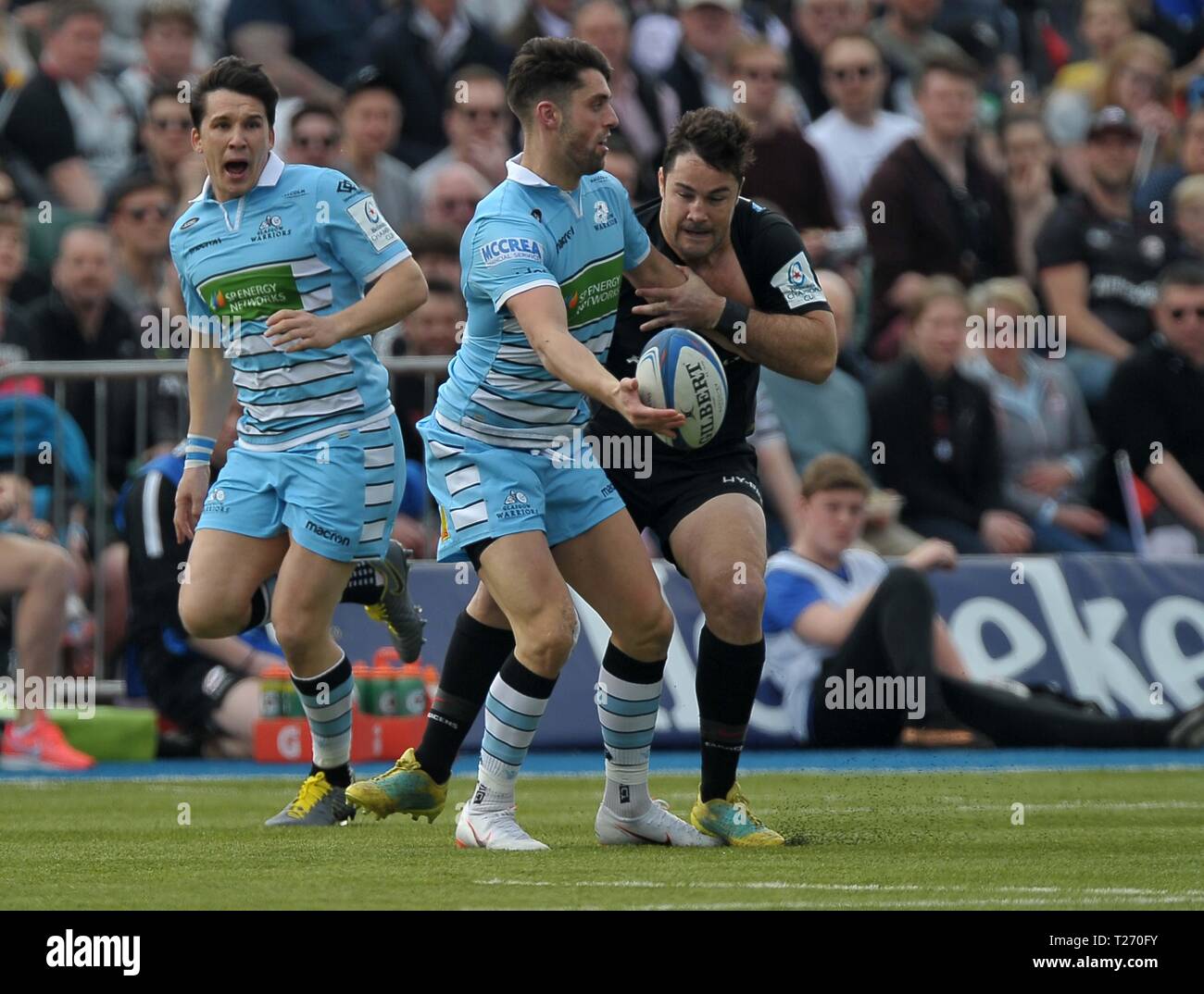 Allianz Park, Londres, UK. 30 mars 2019. Adam Hastings (Glasgow) Warriers passe comme il est abordé. Saracens v Glasgow Warriors. Quart de finale. Heineken Cup Champions. Allianz Park. Londres. UK. 30/03/2019. Credit : Sport en images/Alamy Live News Banque D'Images