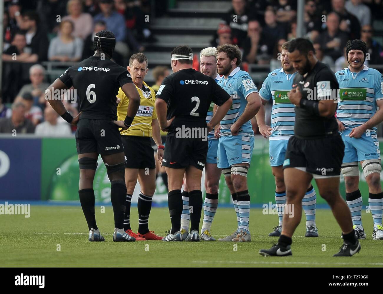Allianz Park, Londres, UK. 30 mars 2019. Nigel Owens (arbitre) parle de Maro Itoje (sarrasins, 6) et Jamie George (sarrasins, 2). Saracens v Glasgow Warriors. Quart de finale. Heineken Cup Champions. Allianz Park. Londres. UK. 30/03/2019. Credit : Sport en images/Alamy Live News Banque D'Images