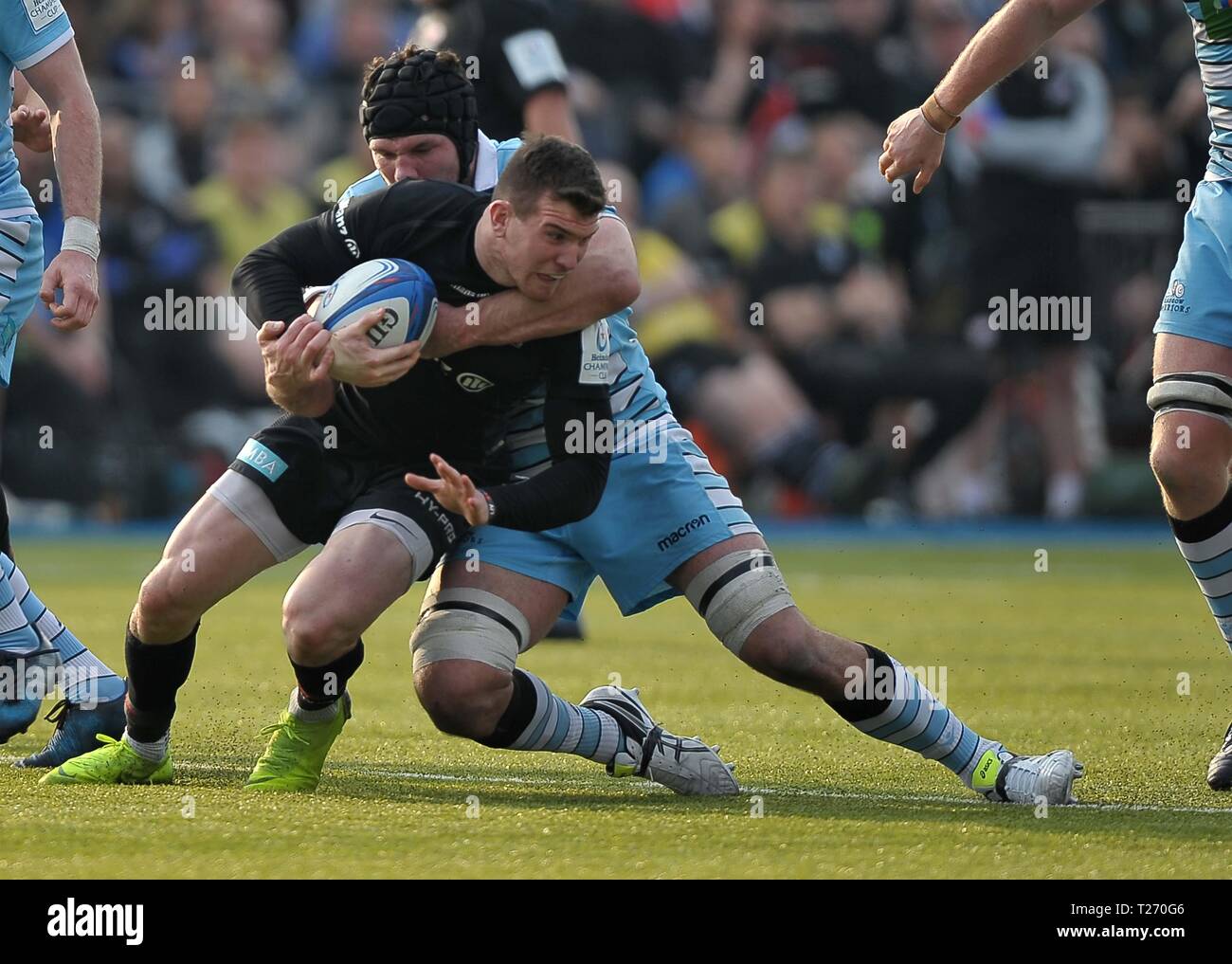 Allianz Park, Londres, UK. 30 mars 2019. Ben Spencer (sarrasins) est abordé par Tim Swinson (Glasgow Warriers). Saracens v Glasgow Warriors. Quart de finale. Heineken Cup Champions. Allianz Park. Londres. UK. 30/03/2019. Credit : Sport en images/Alamy Live News Banque D'Images
