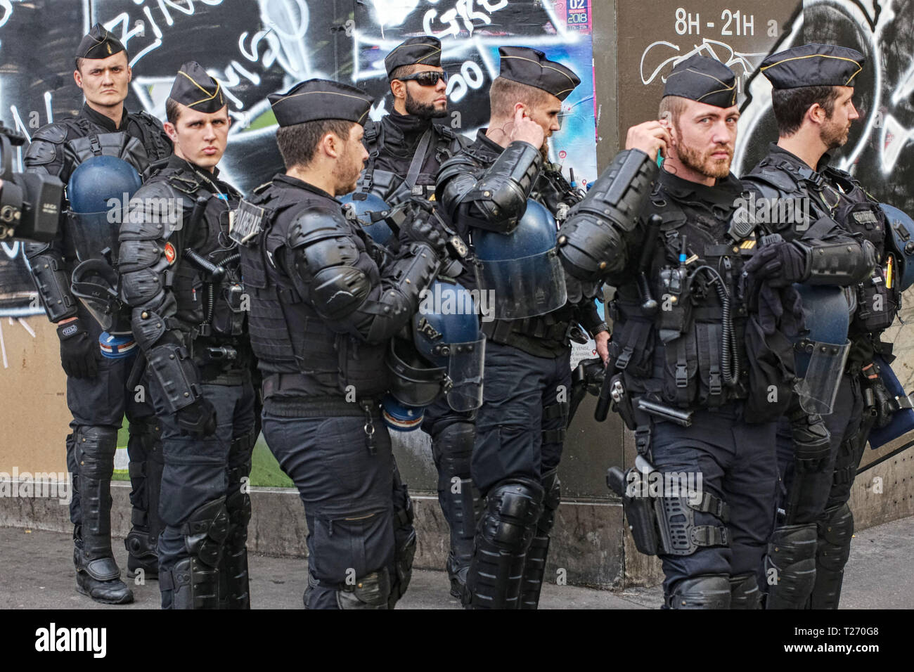 Paris, France. 30 mars 2019. 20ème vague ou Yellow Jacket protestations. Les agents de police sont en train de se préparer, toujours à proximité. Credit : Roger Ankri/Alamy Live News Banque D'Images