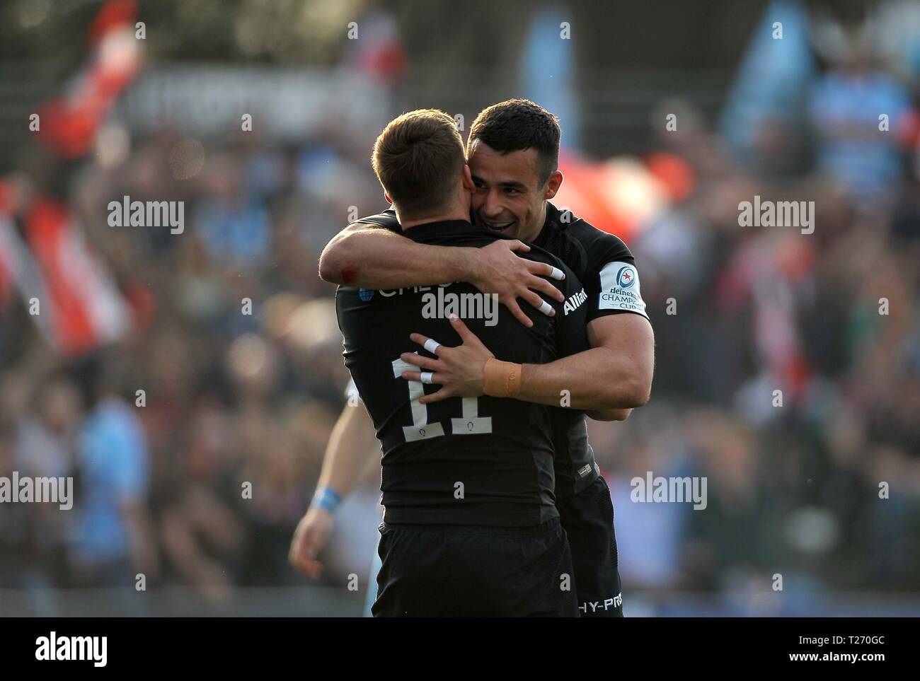 Allianz Park, Londres, UK. 30 mars 2019. David Strettle de son meilleur marqueur d'essais (sarrasins) est félicité par Alex Lozowski (sarrasins). Saracens v Glasgow Warriors. Quart de finale. Heineken Cup Champions. Allianz Park. Londres. UK. 30/03/2019. Credit : Sport en images/Alamy Live News Banque D'Images