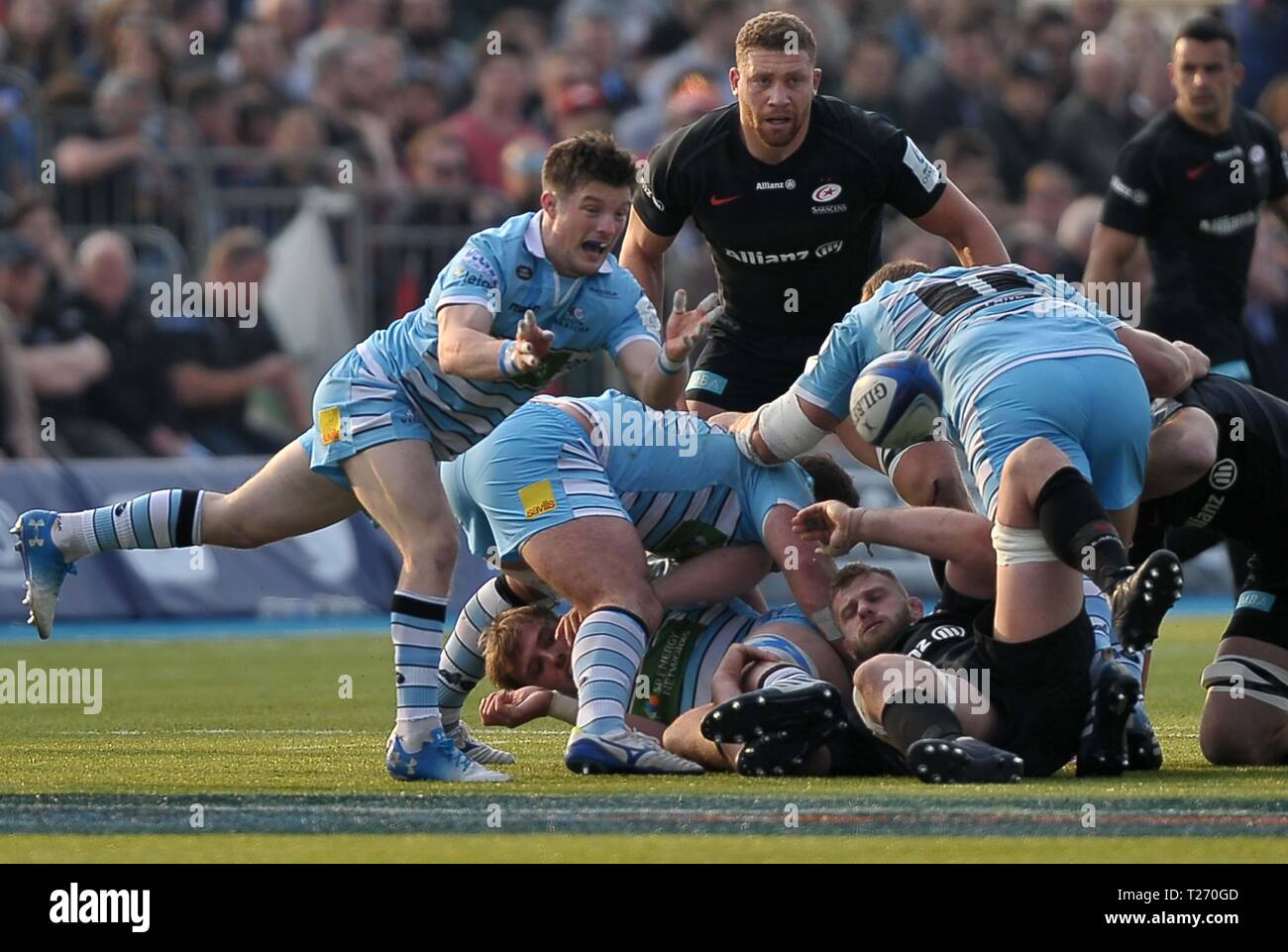 Allianz Park, Londres, UK. 30 mars 2019. George Horne (Glasgow) Warriers passe. Saracens v Glasgow Warriors. Quart de finale. Heineken Cup Champions. Allianz Park. Londres. UK. 30/03/2019. Credit : Sport en images/Alamy Live News Banque D'Images