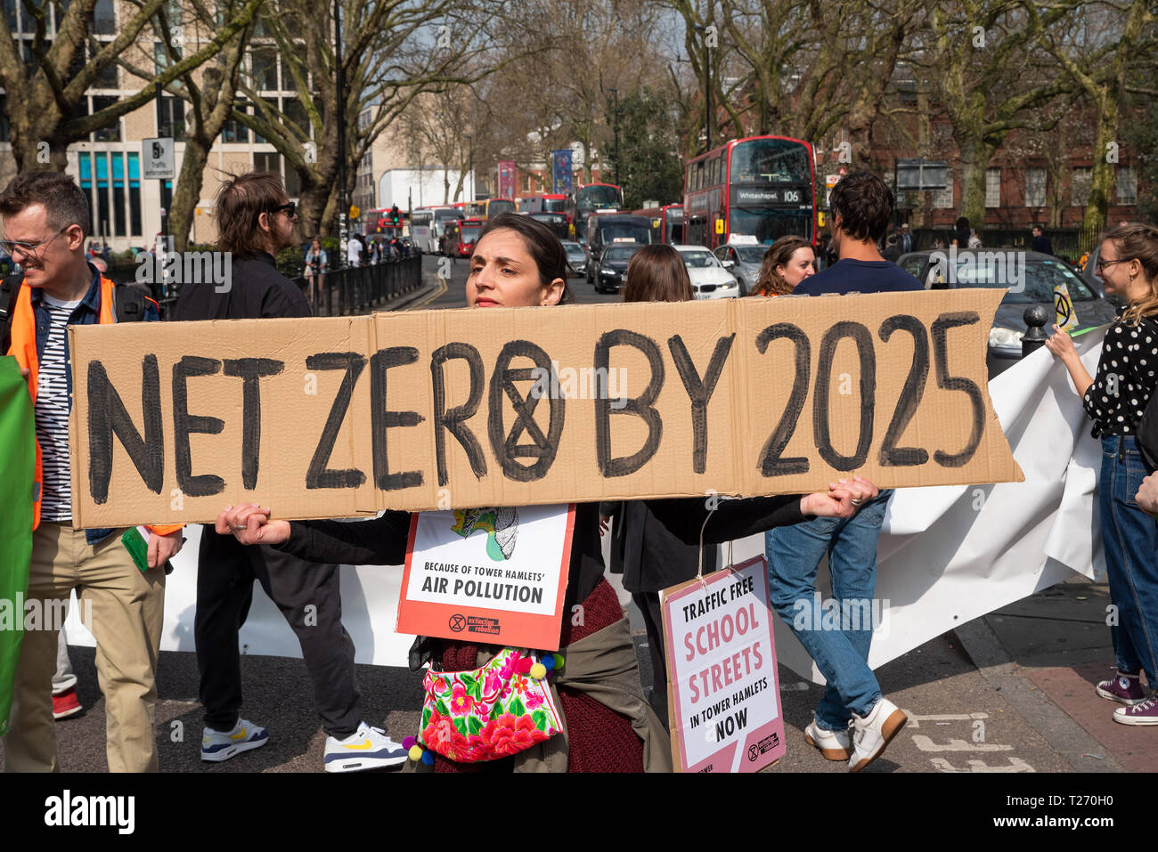 De Bethnal Green, Londres, Royaume-Uni. 30 mars 2019. Extinction de l'environnement et la rébellion de protestation blocus routier de jonction de Cambridge Heath Road et route romaine à Bethnal Green. . Rébellion organisée par extinction Tower Hamlets. Crédit : Stephen Bell/Alamy Live News. Banque D'Images