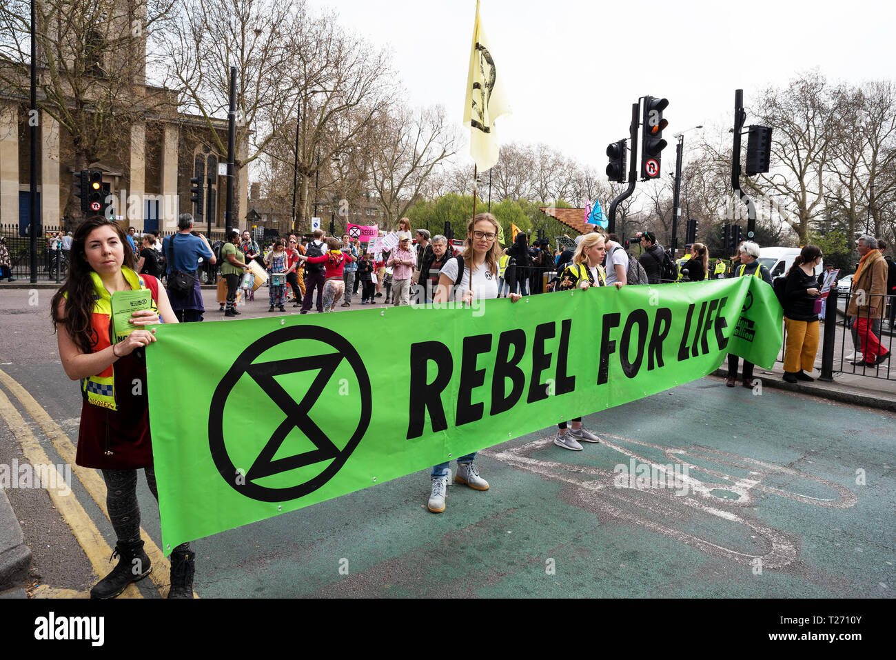 De Bethnal Green, Londres, Royaume-Uni. 30 mars 2019. Extinction de l'environnement et la rébellion de protestation blocus routier de jonction de Cambridge Heath Road et route romaine à Bethnal Green. . Rébellion organisée par extinction Tower Hamlets. Crédit : Stephen Bell/Alamy Live News. Banque D'Images