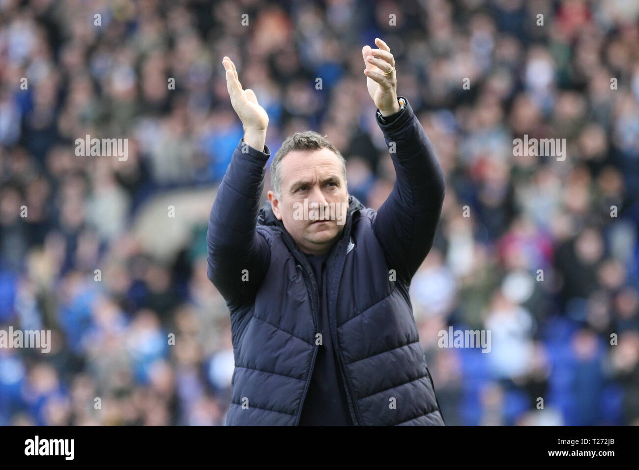 Birkenhead, Wirral, UK. 30 mars, 2019. Tranmere Rovers Manager Micky Mellon Tranmere applaudit fans avant le match deux Ligue EFL avec Carlisle United à Prenton Park Tranmere Rovers qui a gagné 3-0. Banque D'Images