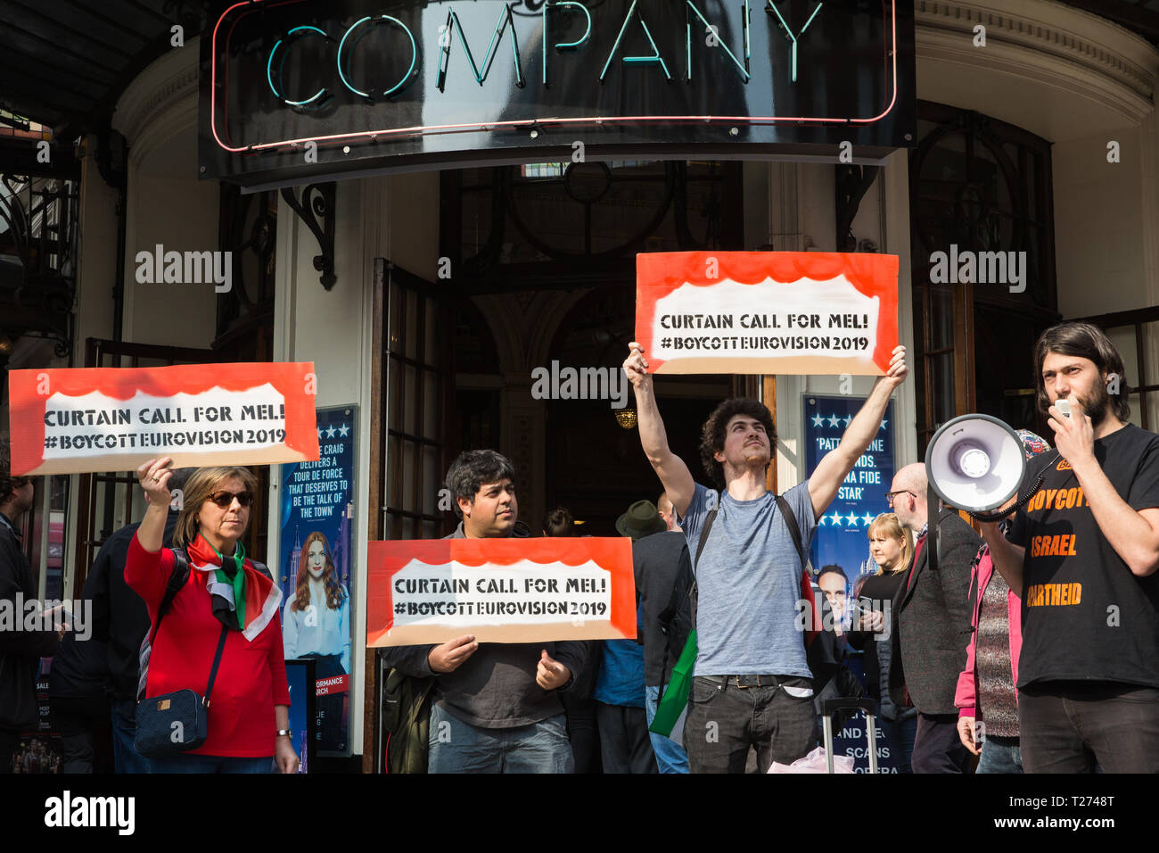 Londres, Royaume-Uni. 30 mars, 2019. Eskanda British-Palestinian Samir, un musicien, les adresses des membres du public et des militants d'Action Palestine Londres qui protestaient devant l'Apollo Theatre où Mel Giedroyc est apparaissant dans la société musicale d'appeler sur elle pour se retirer de l'Eurovision 2019 Hébergement à Tel Aviv en reconnaissance de l'appel Palestinien pour un boycott culturel d'Israël et pour ne pas aider avec les 'culturewashing" des violations des droits de l'homme israéliennes. Credit : Mark Kerrison/Alamy Live News Banque D'Images