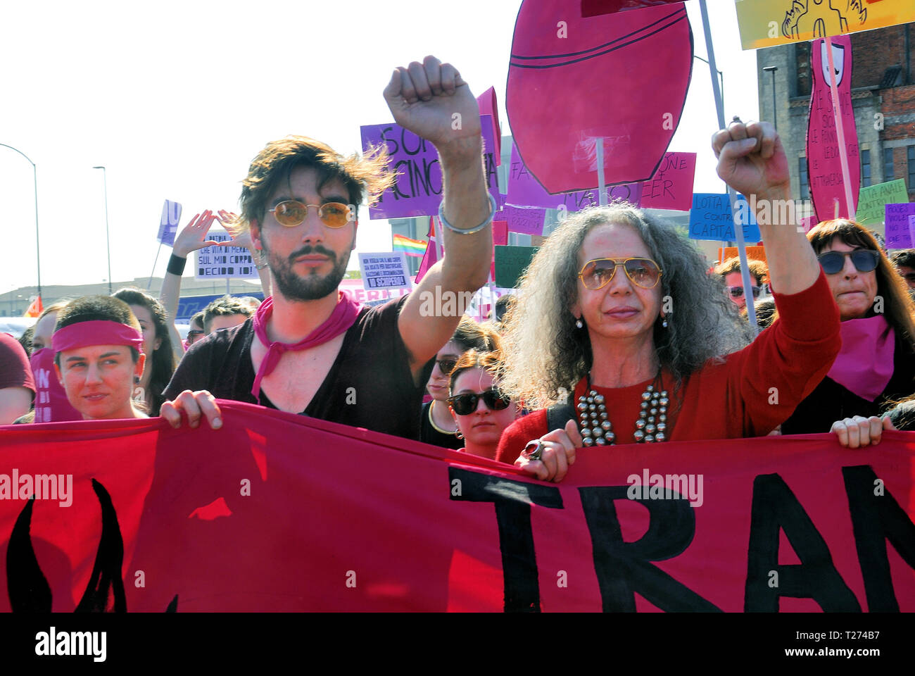 Vérone, Italie. 30 mars 2019. 150 000 personnes de toute l'Italie se rassemblent et mars contre le 13e Congrès mondial des familles, à Vérone. Ils affirment les droits qui sont déjà accordées par la loi italienne, qui les mouvements de droite et les partis, les promoteurs du Congrès des familles, voudrait supprimer : le divorce, l'avortement, l'union civile et ainsi de suite. Credit : Ferdinando Piezzi/Alamy Live News Banque D'Images