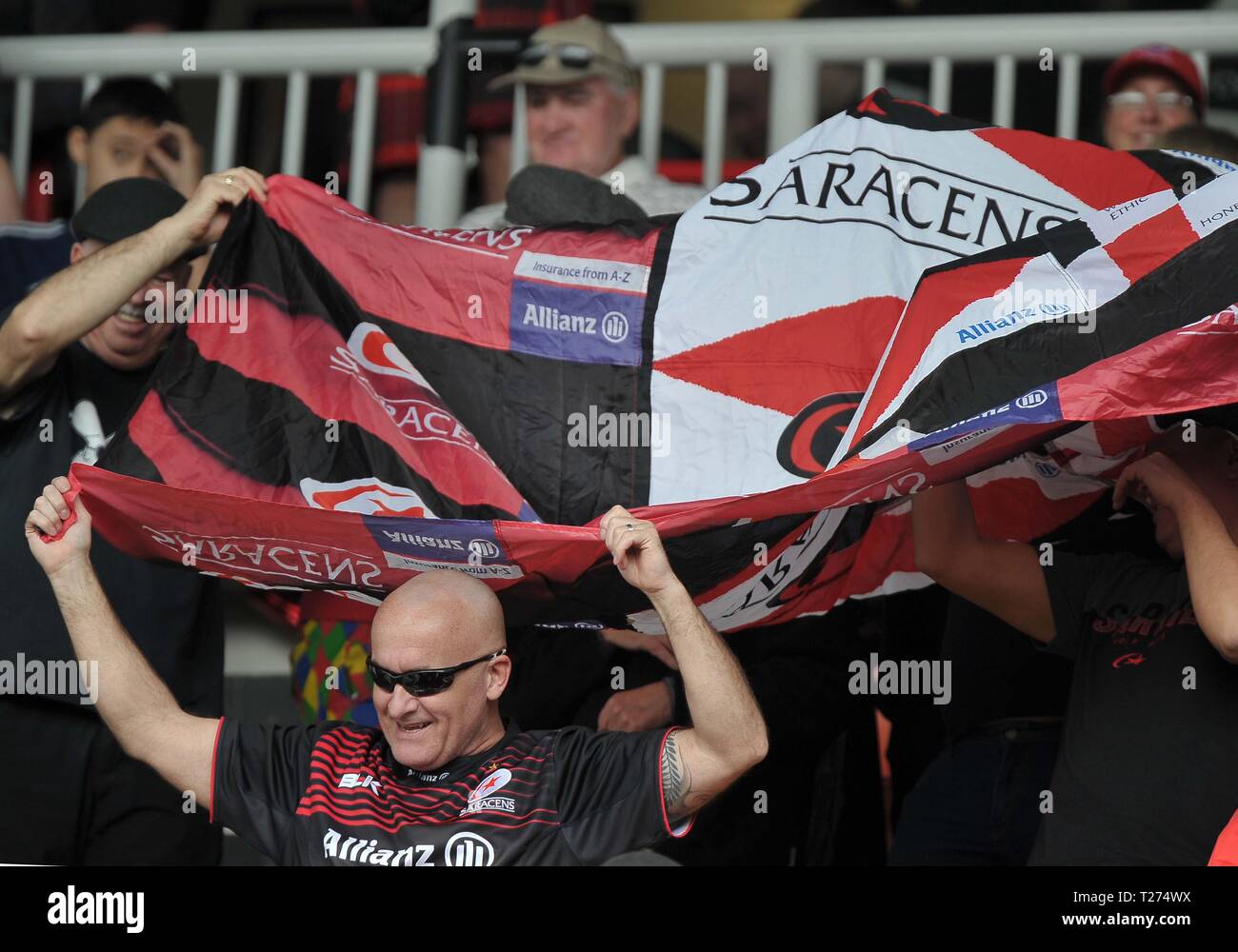 Londres, Royaume-Uni. 30 mars 2019. Saracens fans avec un drapeau. Saracens v Glasgow Warriors. Quart de finale. Heineken Cup Champions. Allianz Park. Londres. UK. 30/03/2019. Credit : Sport en images/Alamy Live News Banque D'Images