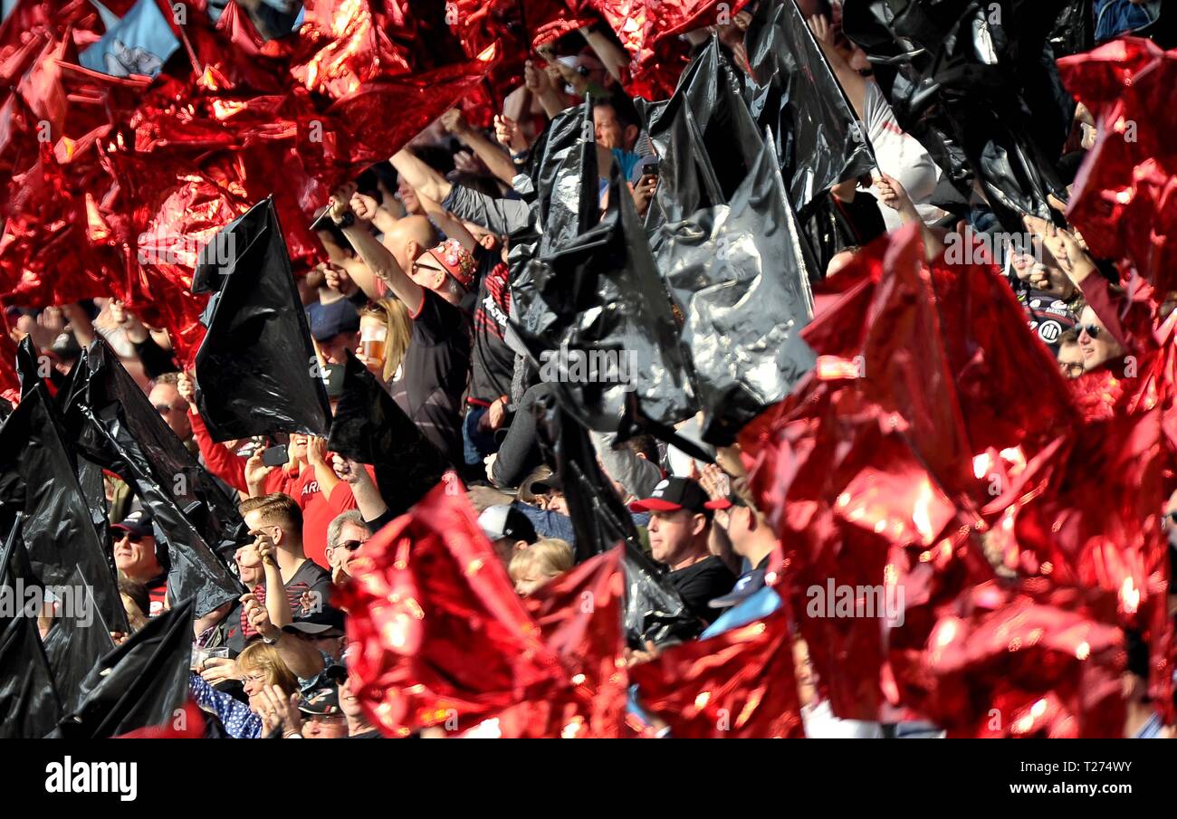 Londres, Royaume-Uni. 30 mars 2019. Les drapeaux rouges et noirs agita par les fans sous le soleil. Saracens v Glasgow Warriors. Quart de finale. Heineken Cup Champions. Allianz Park. Londres. UK. 30/03/2019. Credit : Sport en images/Alamy Live News Banque D'Images
