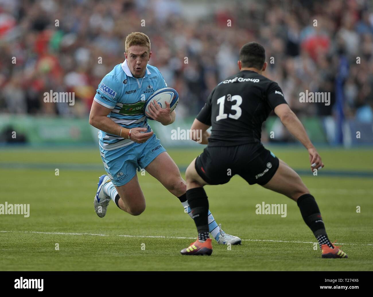 Londres, Royaume-Uni. 30 mars 2019. Kyle Steyn (Glasgow) Warriers tente d'obtenir passé Alex Lozowski (sarrasins). Saracens v Glasgow Warriors. Quart de finale. Heineken Cup Champions. Allianz Park. Londres. UK. 30/03/2019. Credit : Sport en images/Alamy Live News Banque D'Images