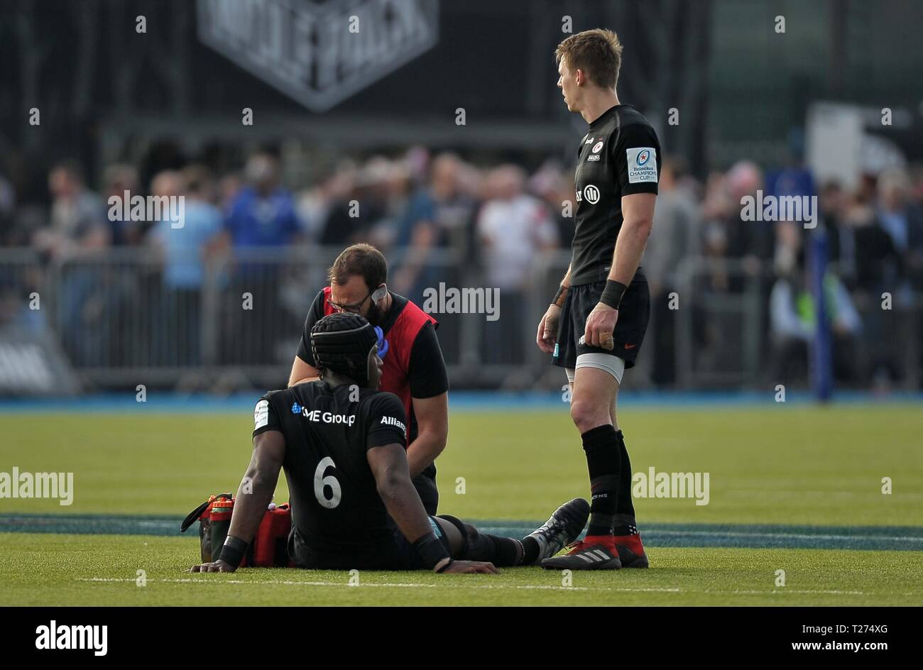 Londres, Royaume-Uni. 30 mars 2019. Maro Itoje (sarrasins) reçoit le traitement. Saracens v Glasgow Warriors. Quart de finale. Heineken Cup Champions. Allianz Park. Londres. UK. 30/03/2019. Credit : Sport en images/Alamy Live News Banque D'Images