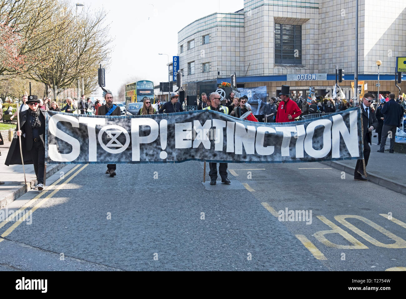 Weston-super-Mare, Royaume-Uni. 30 mars, 2019. Les manifestants contre le changement climatique, participer à un simulacre de funérailles. La manifestation était organisée par la rébellion Extinction Weston-super-Mare. Keith Ramsey/Alamy Live News Banque D'Images