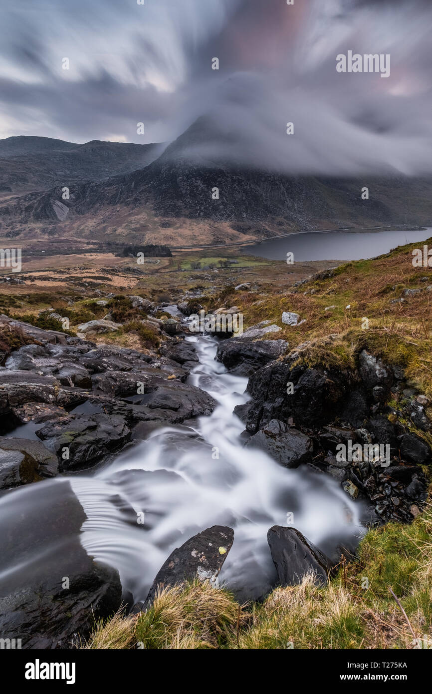 Pays de Galles, Royaume-Uni. 30 mars 2019. Le sommet de la montagne en Vallée d'Ogwen Tryfan Galles entouré par des nuages bas dans la soirée du samedi, Mars 30, 2019. Crédit : Christopher Middleton/Alamy Live News Banque D'Images
