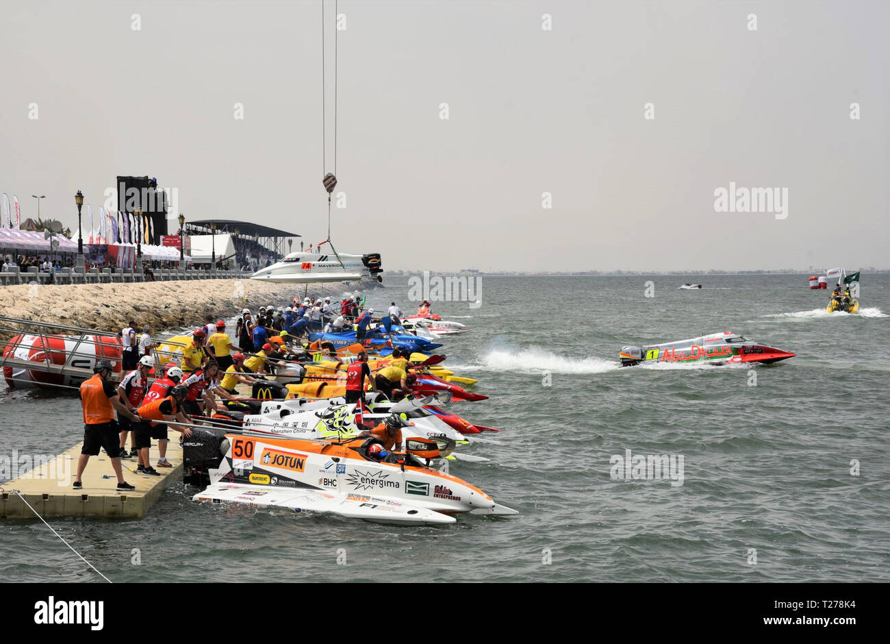 Dammam, Arabie saoudite. 30Th Mar, 2019. Luxe donner une brève performance à l'auditoire à Dammam, en Arabie Saoudite, le 30 mars 2019. En raison des forts vents et une mer agitée, ont annoncé samedi l'annulation de la manche d'ouverture de la formule 1 de l'UIM World Championship (Bateau de Moteur F1H2O) à Dammam. Credit : Tu Yifan/Xinhua/Alamy Live News Banque D'Images