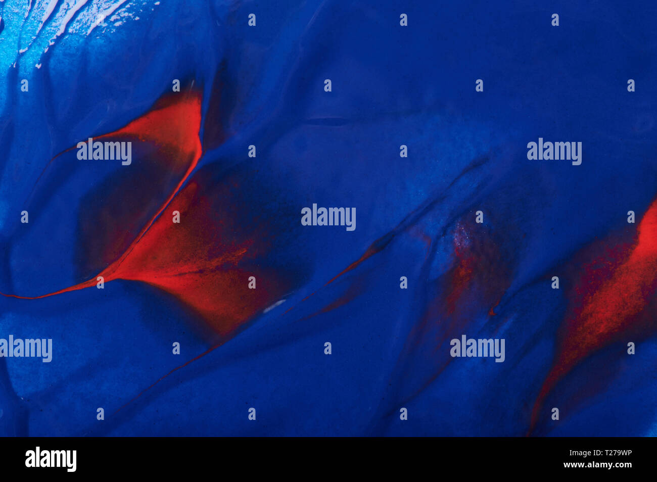Peinture abstraite swirls tons bleus et rouges vue rapprochée Banque D'Images