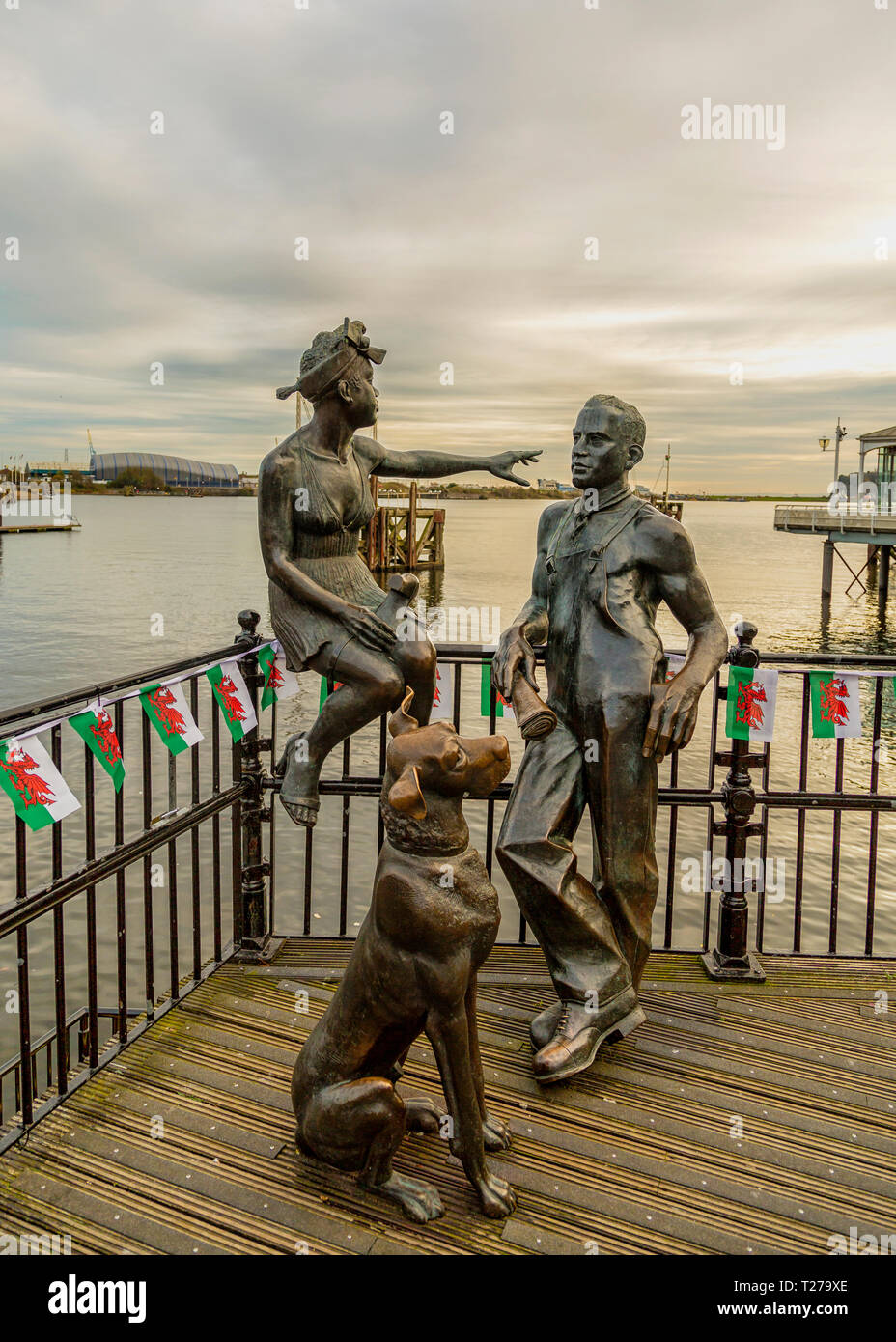 Les gens comme nous les statues sur la promenade, la baie de Cardiff, Pays de Galles. Banque D'Images
