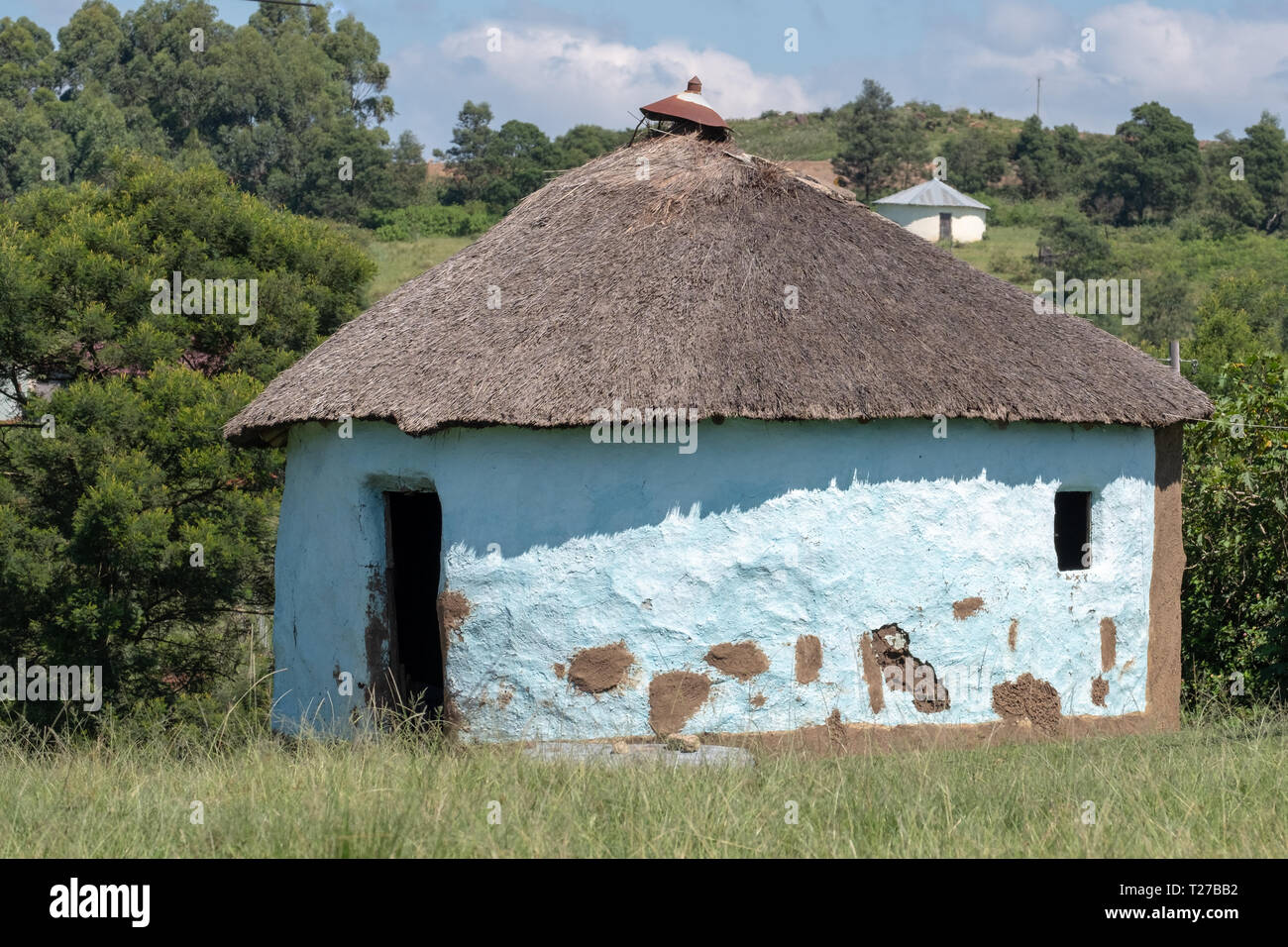 Peint en vert coloré hutte de terre zoulou / rondavel en milieu rural Kwazulu Natal, Afrique du Sud, de la Côte Sauvage Banque D'Images