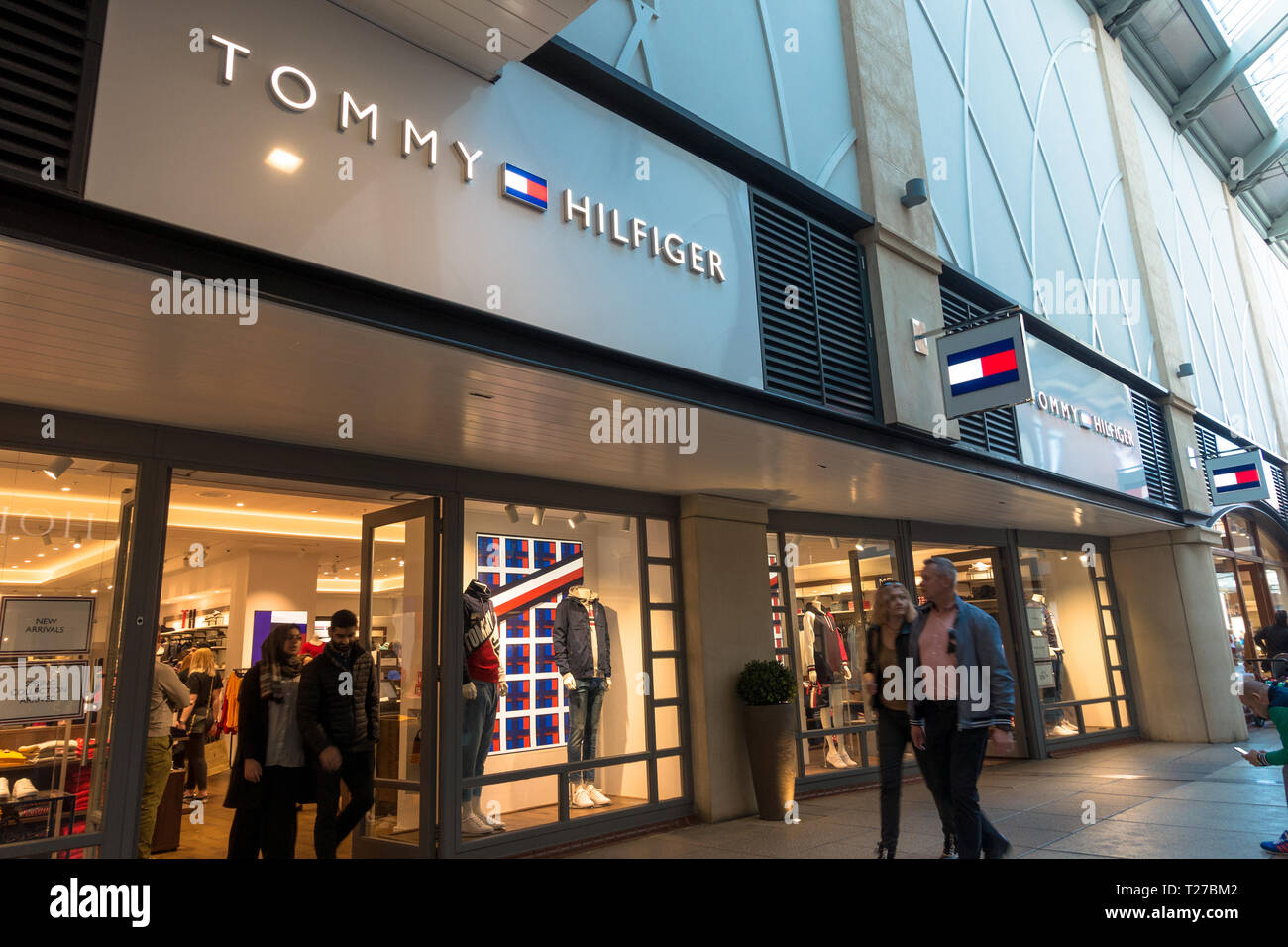 Tommy Hilfiger la boutique de mode et vêtements à GUNWHARF QUAYS de  Portsmouth, Royaume-Uni Photo Stock - Alamy