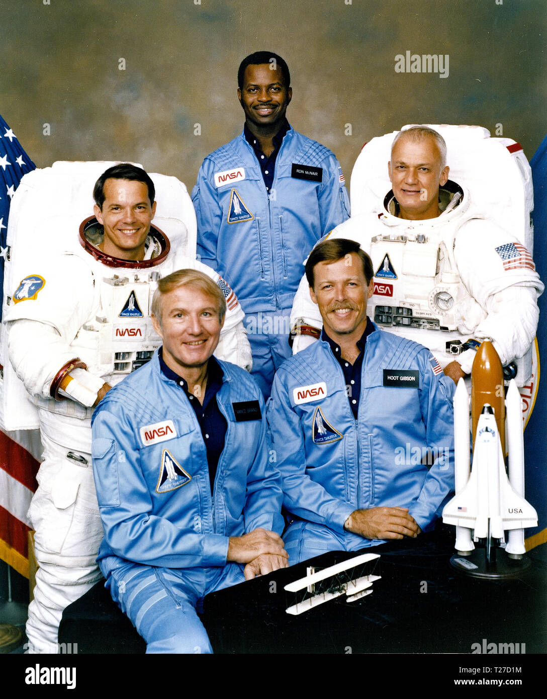 L'équipe affectée à la mission STS-41B (mission STS-11) inclus (assis, de gauche à droite) D. Vance Brand, commandant ; et Robert Gibson, pilote. Debout, de gauche à droite sont les spécialistes de mission Robert L. Stewart, Ronald E. McNair, et Bruce McCandless. Banque D'Images