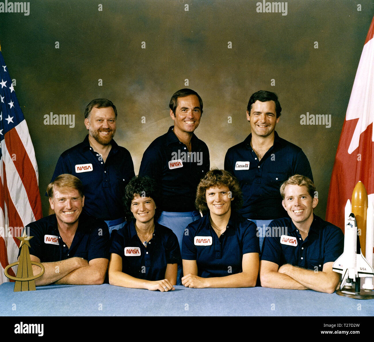 L'équipe affectée à la mission STS-41G inclus (assis, de gauche à droite) Jon R. McBride, pilote, spécialistes de mission Sally K. Ride, Kathryn D. Sullivan, et David C. Leestma. Debout dans l'arrière, de gauche à droite, sont les spécialistes de charge utile Marc Garneau, et Paul D. Scully-Power. Banque D'Images