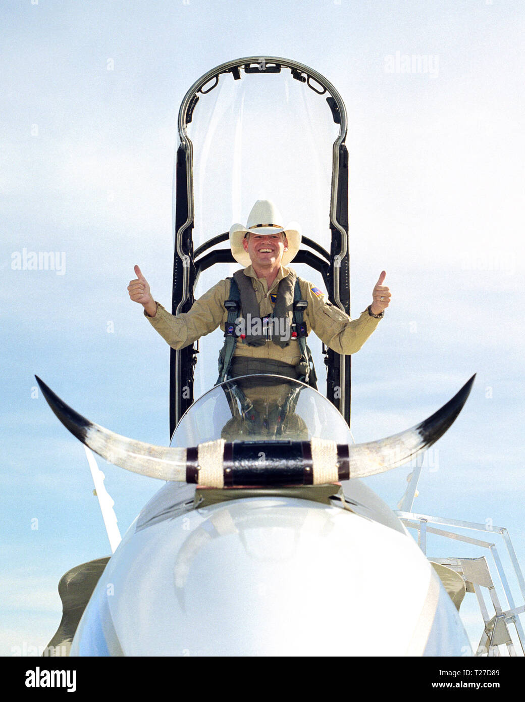 Dans une ambiance plus légère, Ed Schneider donne un "Thumbs-up" après son dernier vol au Dryden Flight Research Center le 19 septembre 2000. Schneider est arrivé à l'installation de recherche de la NASA Vol Ames-Dryden le 5 juillet 1982, comme un agent de liaison de la Marine, de devenir un pilote de recherche de la NASA, un an plus tard. Banque D'Images