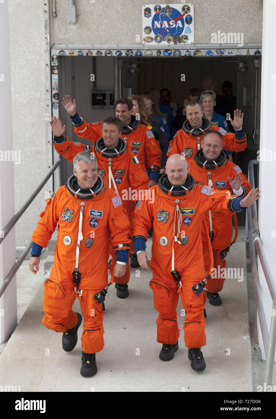 Cap Canaveral, Floride -- La navette spatiale Endeavour STS-134 de six astronautes, vêtus de leur lancement orange-et-rentrée, vague de médias et d'autres spectateurs comme ils marchent vers l'Astrovan garée en face de l'édifice des opérations et des vérifications de la NASA au Centre spatial Kennedy en Floride. L'avant-garde sont le commandant Mark Kelly, droite, et le pilote Greg H. Johnson. Derrière Kelly sont coéquipiers Michael Fincke et Andrew Feustel. Derrière Johnson sont coéquipiers Roberto Vittori avec l'Agence spatiale européenne et Greg Chamitoff. Banque D'Images