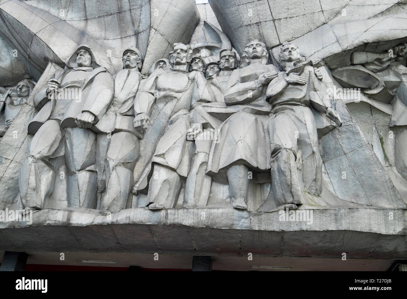 La solidarité historique de la sculpture sur pierre, maintenant plus d'un KFC, à Minsk, en Biélorussie. Banque D'Images