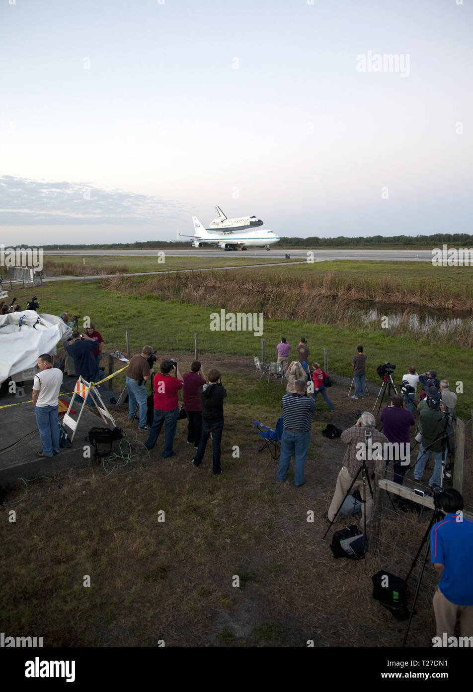 Cap Canaveral, Floride - Snap Media photos comme la navette spatiale Discovery, monté sur un avion porteur Navette, rouleaux lentement le long de la piste d'atterrissage de la navette de la NASA au Centre spatial Kennedy en Floride. Banque D'Images