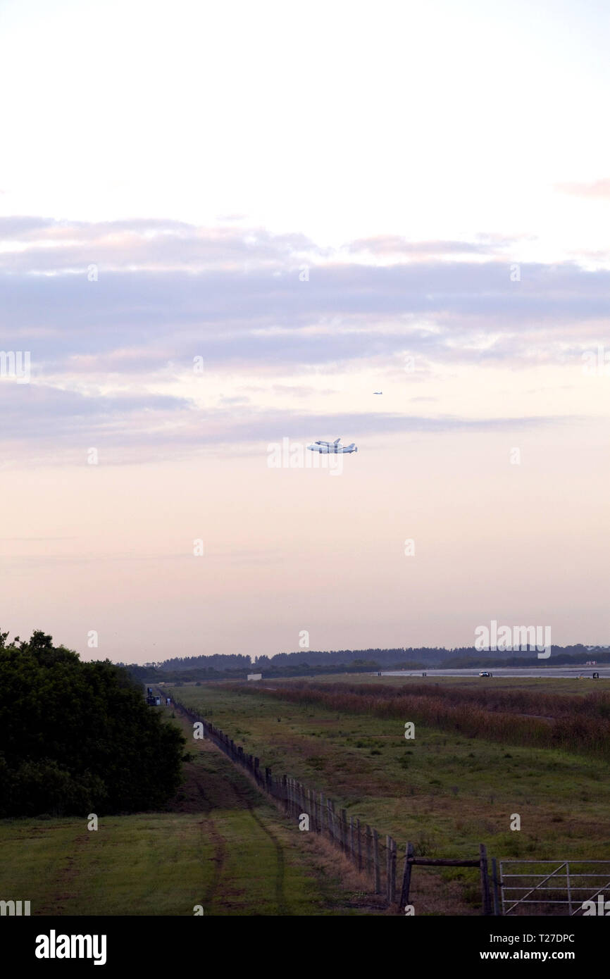 Cap Canaveral, Floride - la navette spatiale Discovery, monté sur un porte-avion, navette décolle à l'atterrissage de la navette de la NASA au Centre spatial Kennedy en Floride. Banque D'Images