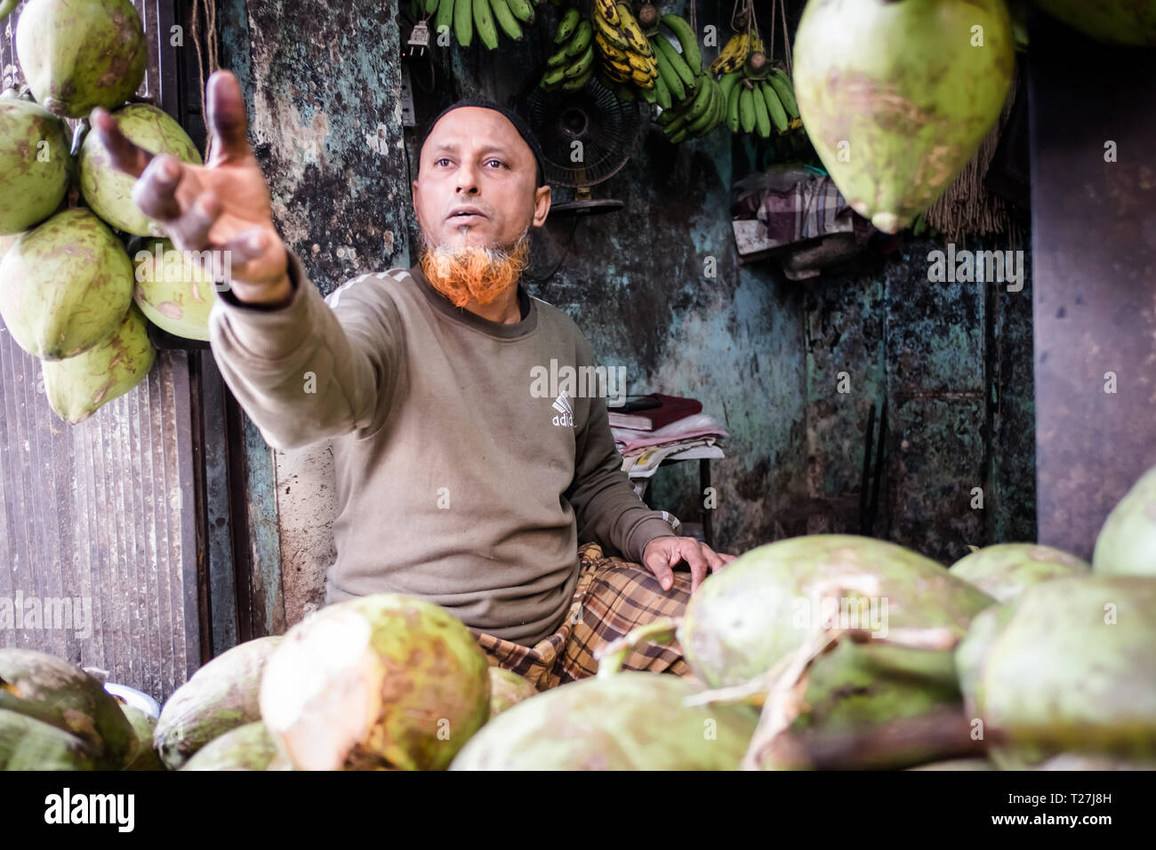 Vendeur de rue du jus de noix ayant barbe au henné orange. Camp de Genève, brin enclave des Pakistanais à Dhaka, au Bangladesh. Banque D'Images