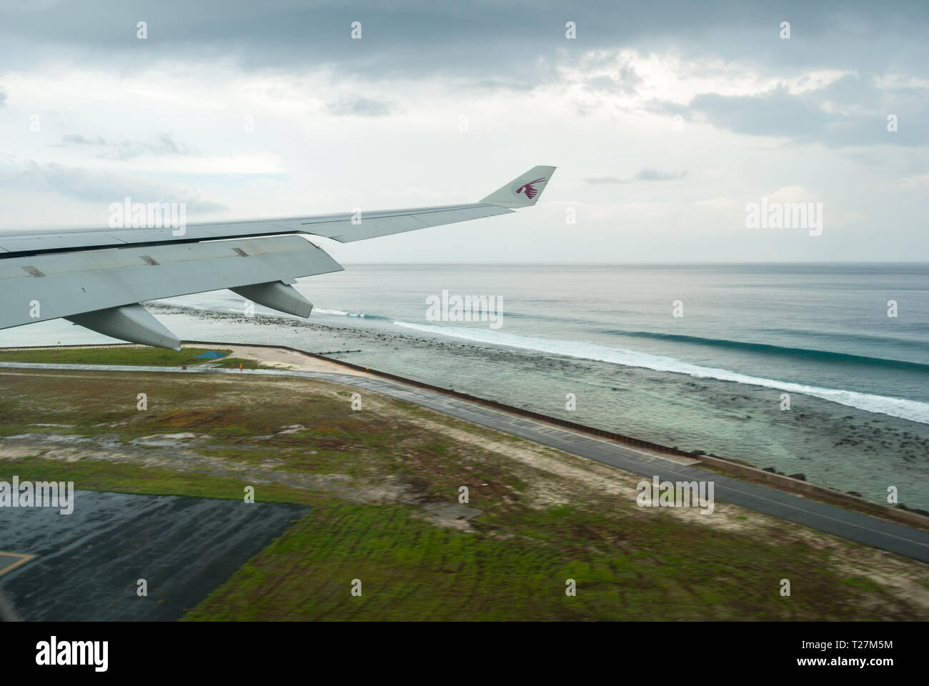 Aile d'avion à l'atterrissage de l'aéroport international de Male, Maldives Banque D'Images