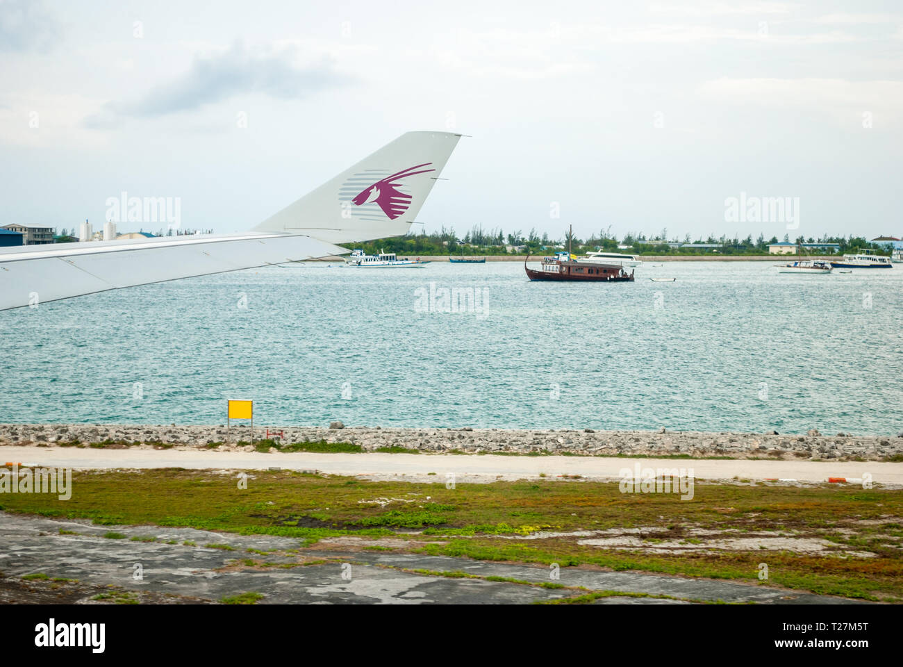 Aile d'avion à l'atterrissage de l'aéroport international de Male, Maldives Banque D'Images