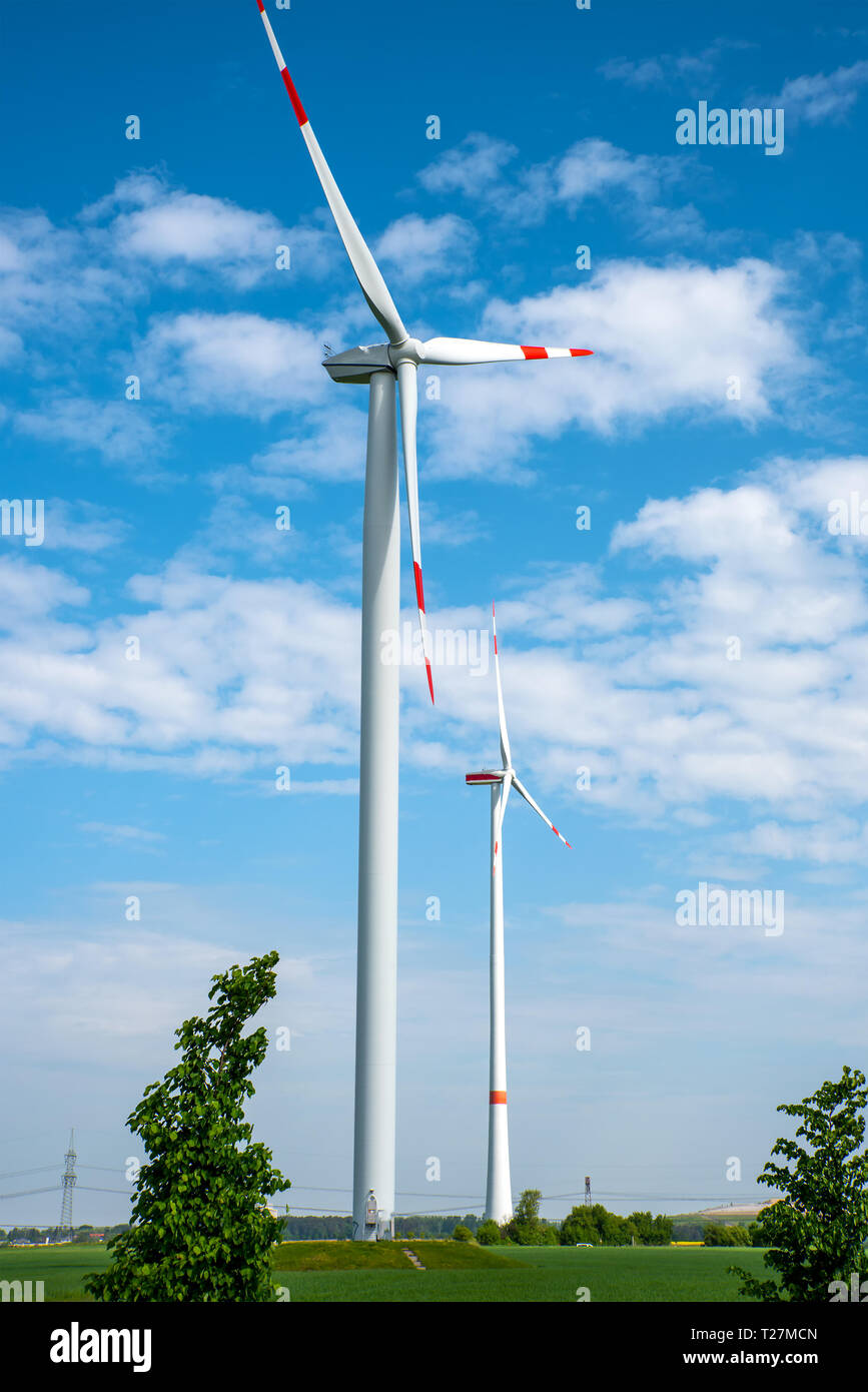 La production d'énergie durable avec les roues du vent vu en Allemagne Banque D'Images